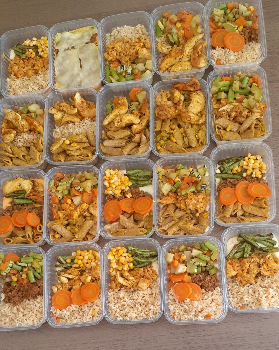 Diversas marmitas prontas em potes, com arroz, carnes, massas e legumes variados