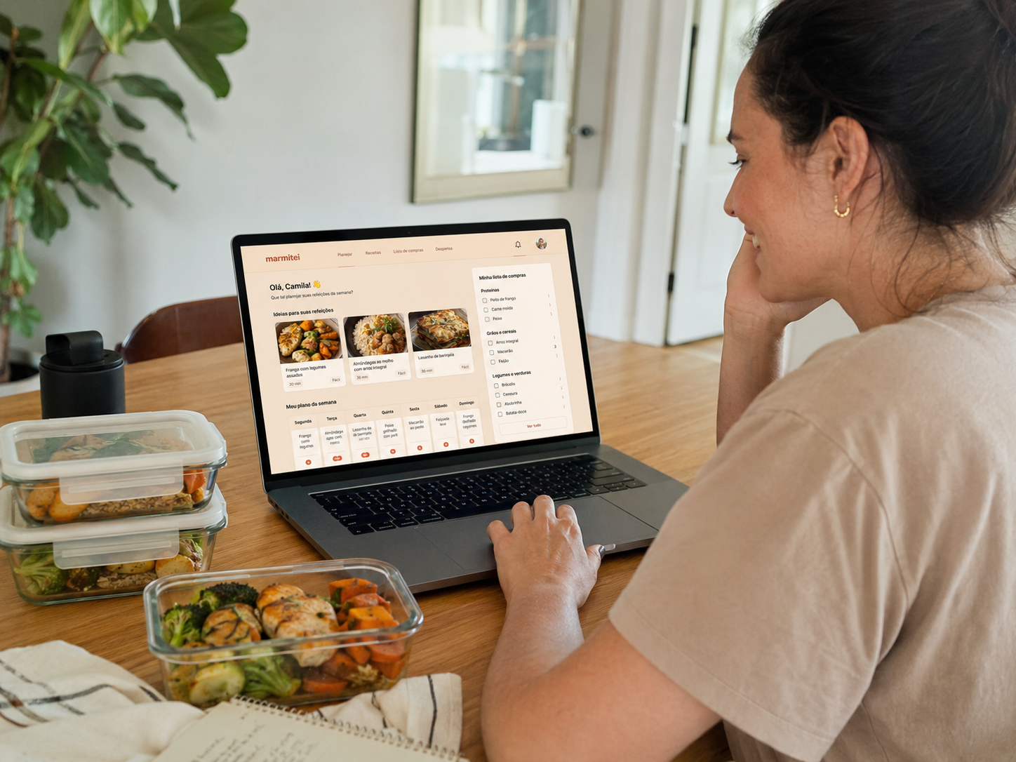 Pessoa usando o Marmitei no notebook: plano da semana, ideias de marmitas e lista de compras na tela